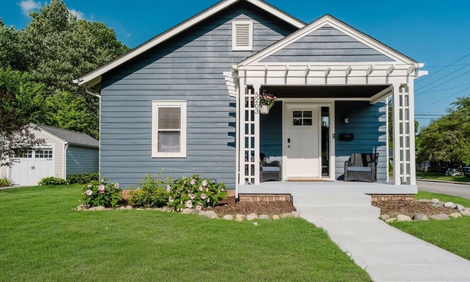 Meridian-Kessler Casa | The Corner Cottage -Walkable, Comfortable, Stylish
