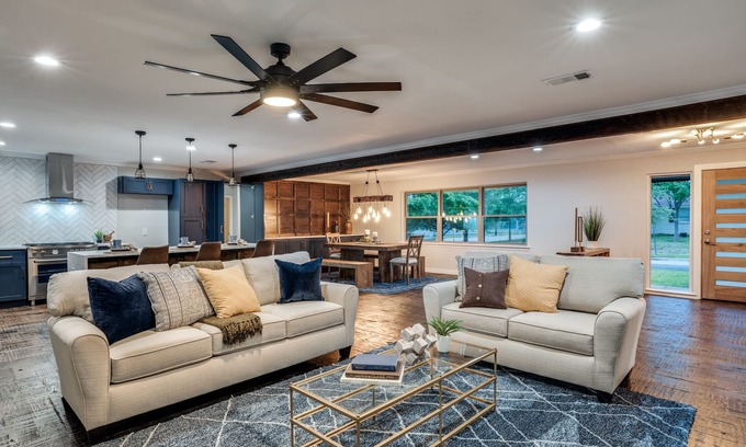 Northwest Dallas Casa | The Corner House- 5 BED/4BATH home in Dallas/DFW!