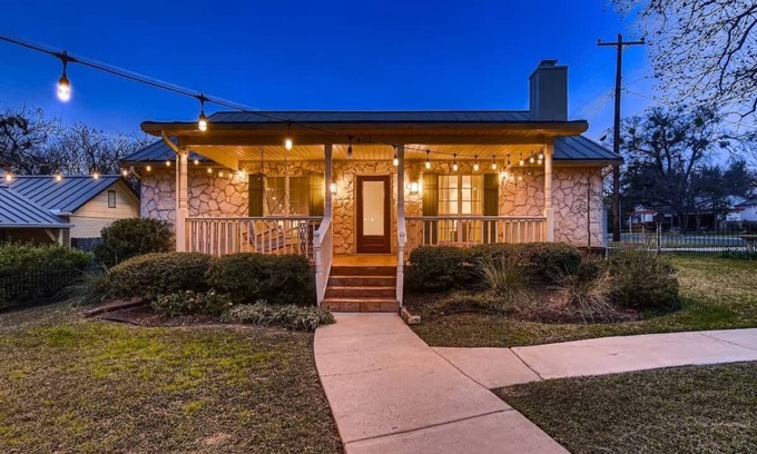 Georgetown Casa | The Cornerstone Cottage - steps from the Square!