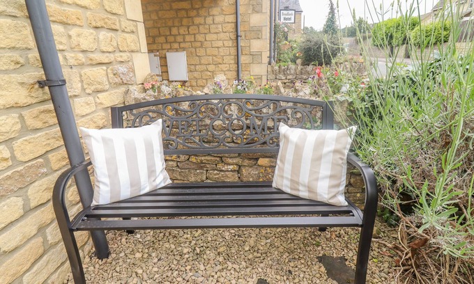 Bourton Cabaña | The Cornerstone