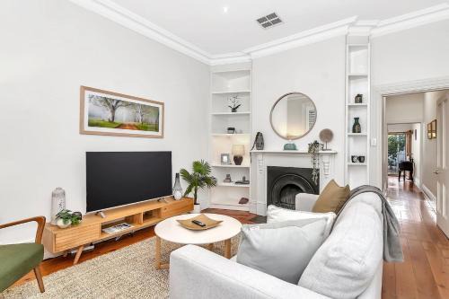 Adelaide Central Business District Casa | 'The Cosy Corner' Classic Haven with Modern Comforts