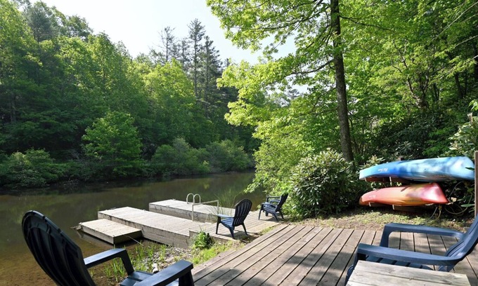 Lake Sequoyah Cabina | The Cottage at Lake Sequoyah- It's cooler by the water