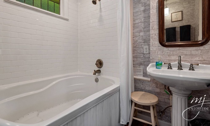 Eureka Springs Historic District Cabaña | The Cottage at The 1883 Peabody House