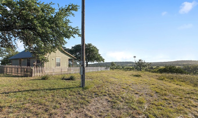Fredericksburg Condominio | The Cottage At Twin Oaks 1 Bedroom Cottage by RedAwning