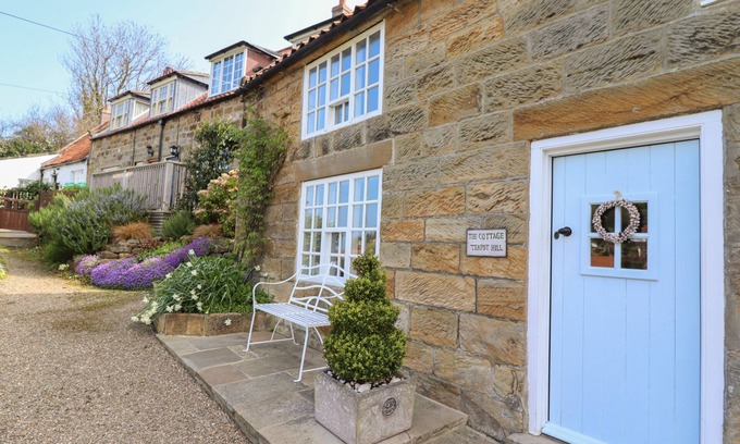 Sandsend Cabaña | THE COTTAGE, character holiday cottage, with a garden in Sandsend