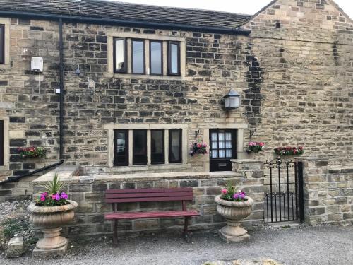 Leeds Casa | The Cottage, cosy 2 bedroom pet friendly perfect for contractors free secure parking,CCTV