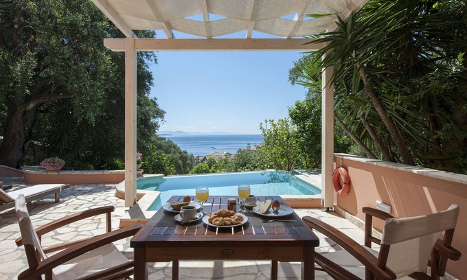 Katavolos Cabaña | En casa de campo privada Arboleda verde oliva con su propia piscina y una gran vista al mar