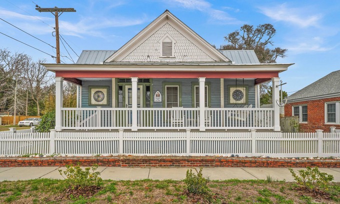 Morehead City Casa | The Cottage on Bridges - Walking distance to the Morehead City waterfront!