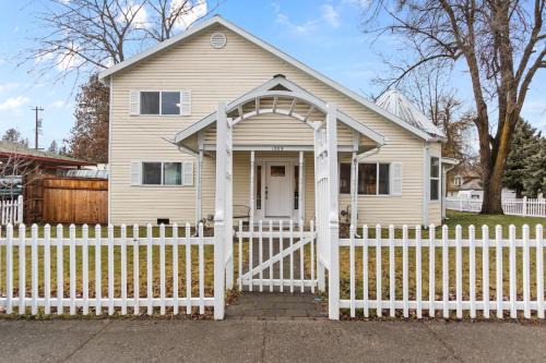 Coeur d'Alene Casa | The Cottage On The Corner