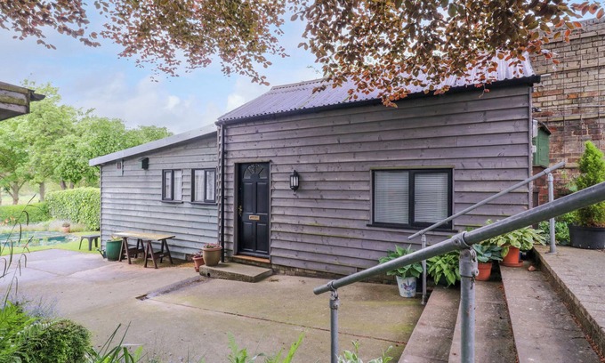 Sudbury Cabaña | THE COTTAGE, romantic, character holiday cottage in Sudbury
