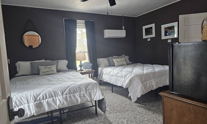Eminence Otro | The Cottage Room has 2 queen beds and private bathroom