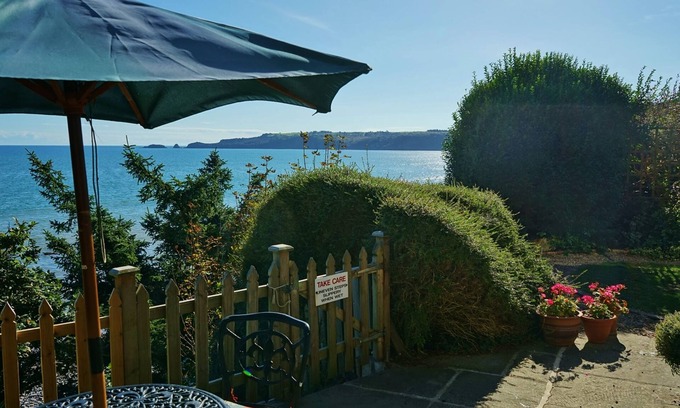 Wiseman's Bridge Casa | The Cottage - Sea Views, Direct Access to Beach, Pet Friendly
