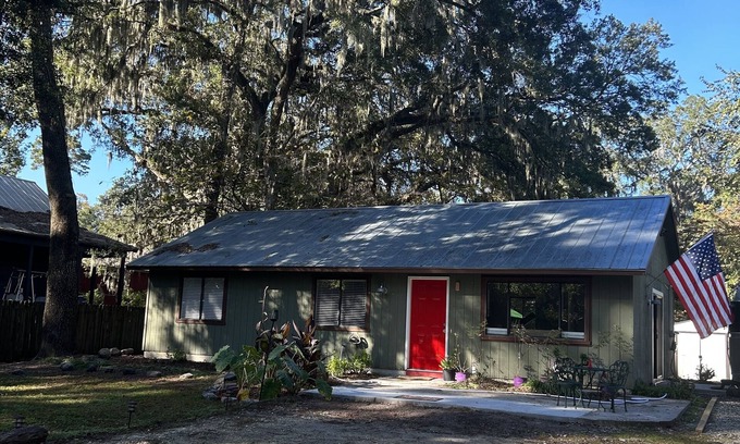 Olde Town Cabaña | The Cottage with the RED DOOR, 5 minute walk to May River, restaurants & shops
