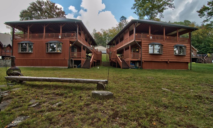 White Mills Cabaña | Lake Wallenpaupack Lakefront 2 home package-Sleeps 20. Reuniones familiares bienvenidas!