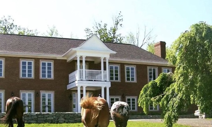 Lexington Casa | The Country House is a picturesque Kentucky Farm Estate