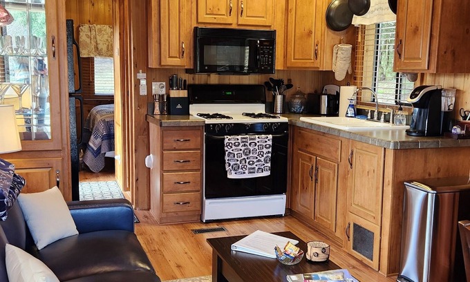 Julian Cabina | The Couple's Cabin in Wynola - 13 Acres of Nature - Hot Tub - Fire Pit - Gated