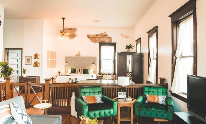 El Paso Apartamento | The Courthouse Loft - History with a hot tub!