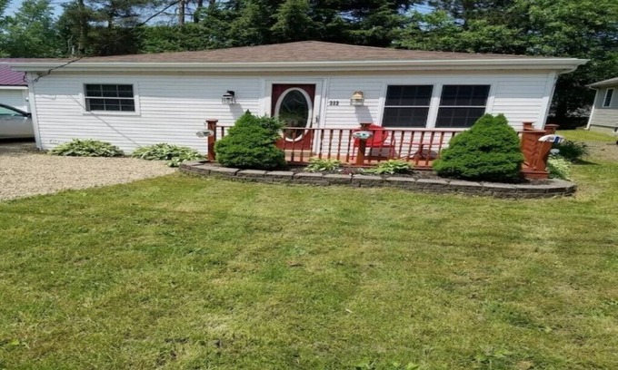 Edinboro Cabaña | The Cove, cozy cottage by Edinboro Lake