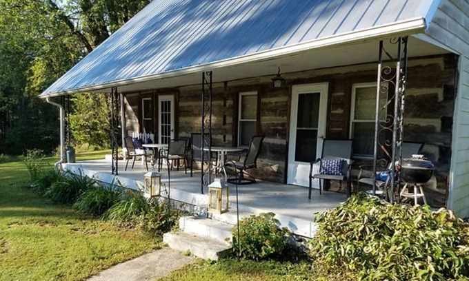 Taswell Cabina | The Cove COZY COUNTRY COTTAGE...30 seconds from Patoka Lake...sleeps 12