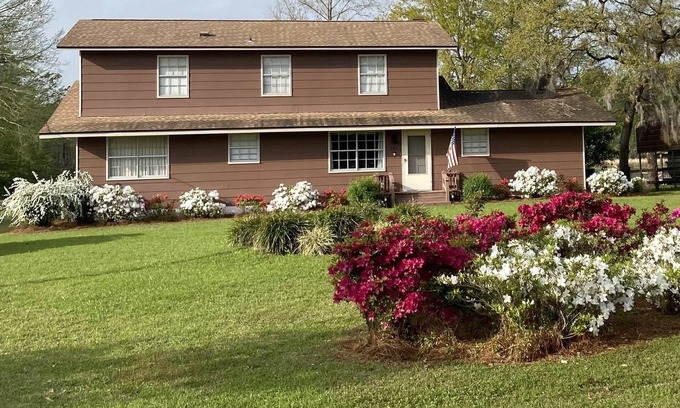 Mount Pleasant Casa | "The Cove" Large Family size waterfront Lake house.