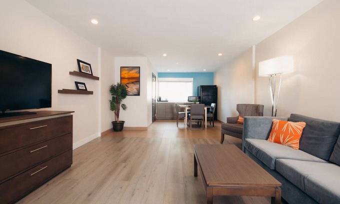 Harbor Hotel | The Cove | One Bedroom Suite | Lounge Nights & Walks to Shoreline Village