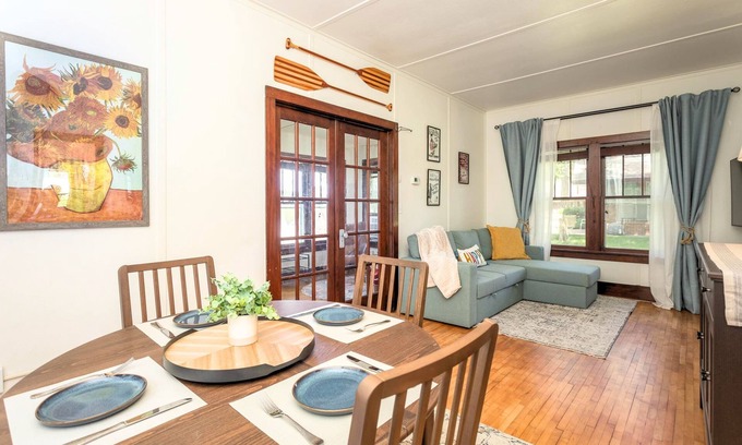 Alexandria Cabina | The Cowdry Cottage | Pet-Friendly | Canoe | Bikes
