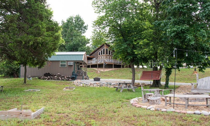 Grove Cabina | The Cowskin Cabin & Bunkhouse - Lakeview Getaway on 1/2 acre