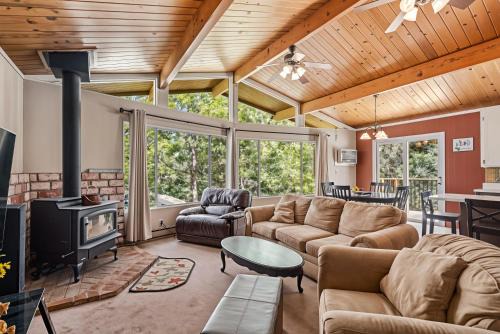 Groveland Casa | The Cozy Cabin - 2-Level Home with Spacious Yard home