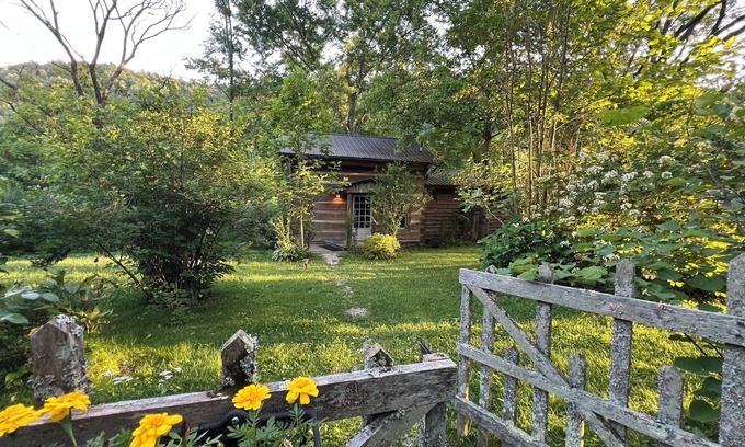 Irvine Cabina | The Cozy Cabin – A Historic Chestnut Log Haven in the Holler