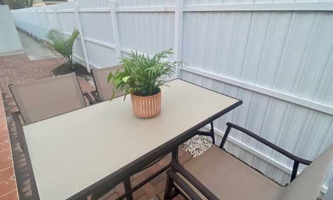 Bearss Plaza Cabaña | The Cozy Corner, A happy place - 2 min from 275 & I-4, & 4 min from Bush Gardens