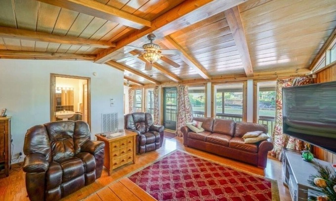 Mountain Pine Cabaña | EL ACOGEDOR LAGO HAMILTON