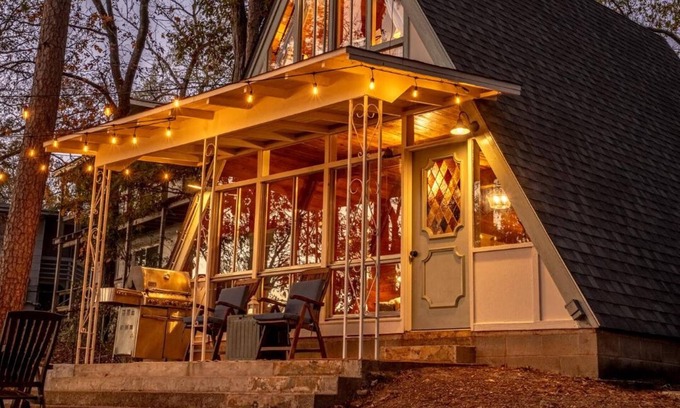 Piney Casa | The Cozy Cove A Unique and Unforgettable Experience on Lake Hamilton