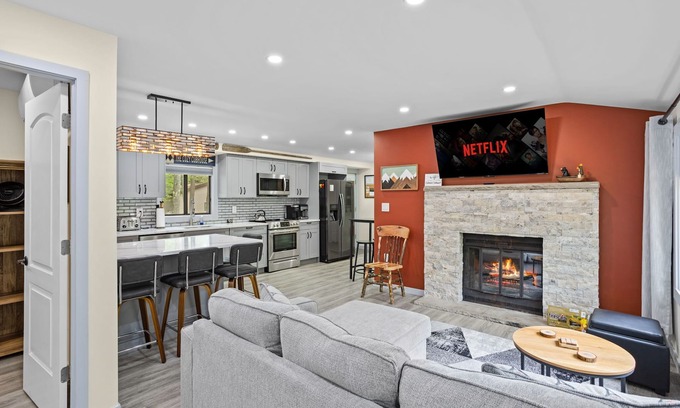 Pocono Lake Casa | The Cozy Cubhouse! Perfect Couples Getaway!