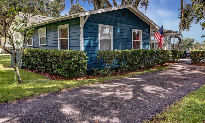 Lemon Bluff Cabaña | The Cozy Euphoric cottage nestled in nature with relaxing River front views.