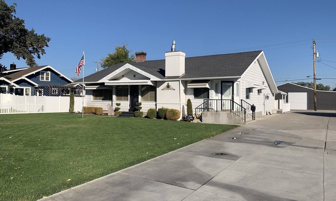 Twin Falls Cabaña | The Cozy Home is in walking distance of Java, Starbucks and Albertsons