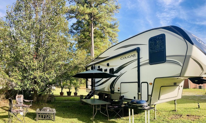Fleming Casa | The Cozy Keystone RV on the Farm, Pet Friendly!