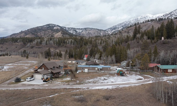 Alpine Northeast Cabina | The Cozy Lodge! Perfect place outdoor enthusiasts mins from forest, lake, hiking