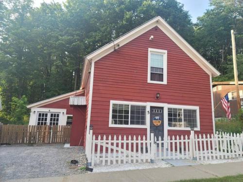 Lake Luzerne-Hadley Casa | The Cozy Red cottage