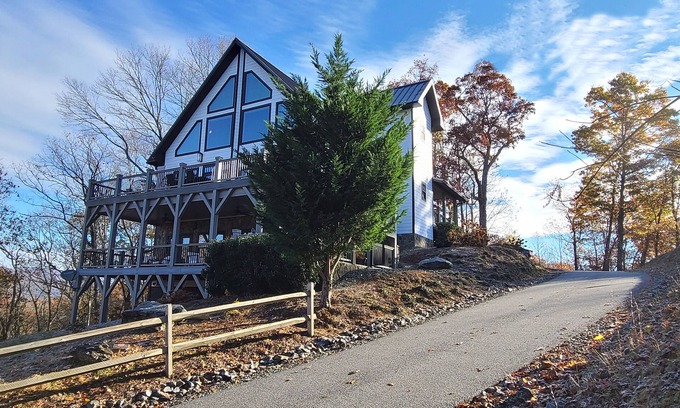 Marble Cabina | The Cozzi Lodge, a mountain retreat with all the comforts of a modern chalet.