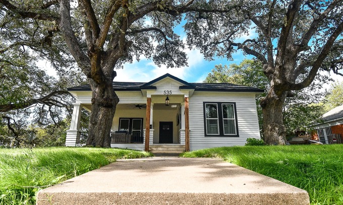 Lockhart Casa | The Craftsman on Main Street
