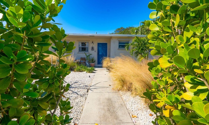 Riviera Beach Casa | Preciosa casita en West Palm Beach cerca de la playa, buzeo y downtown WPB!