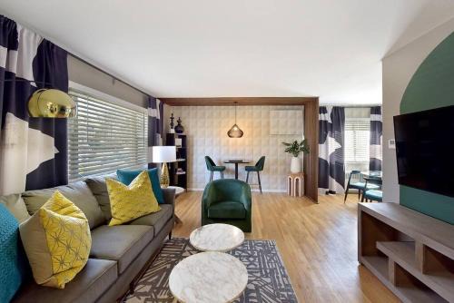 Lakeview Casa | The Creative Experience 3 bedroom Residential Home