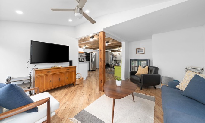 Prince Edward Apartamento | Vigas de madera a la vista, espacio recientemente renovado!