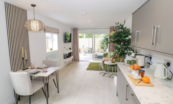 Oxhill Cabaña | THE CROFT, romantic, with a garden in Shipston-On-Stour