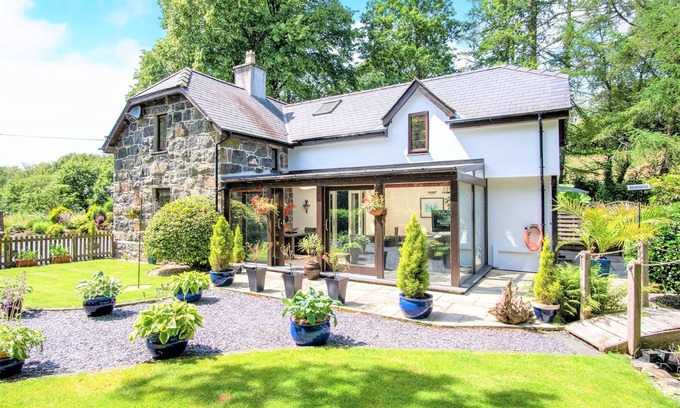 Rhyd-y-clafdy Cabaña | THE CROSSING COTTAGE, pet friendly, with open fire in Criccieth