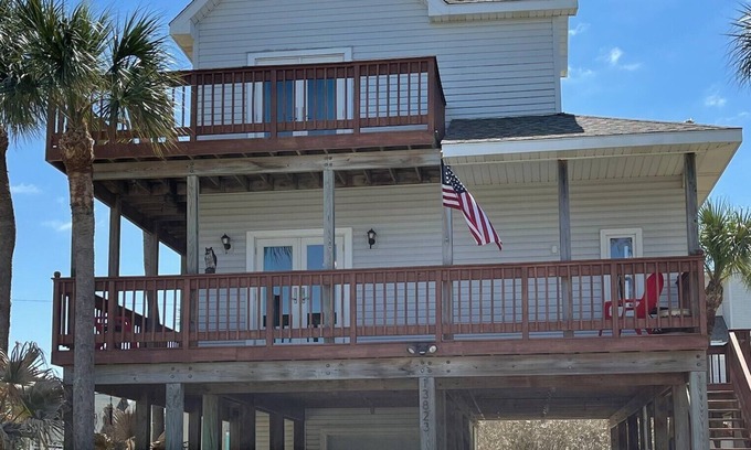 Pirates Beach Casa | The Crow's Nest - great location / sunset decks / sleeps eight