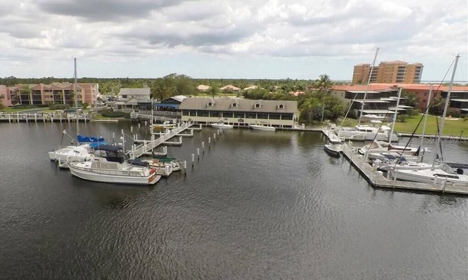Burnt Store Marina Condominio | The Crows Nest