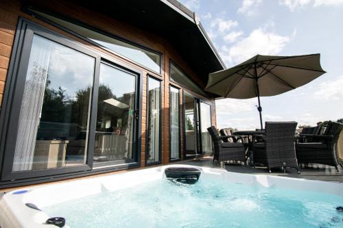 Allerthorpe Cabina | The Crucible lodge with Hot Tub