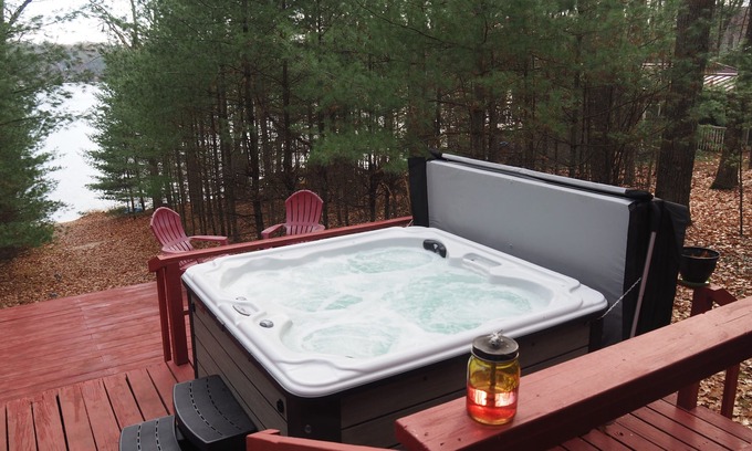 Kalkaska Chalet De Esquí | The Cub Hill Chalet on Cub Lake - Private Lakefront, Dock, Raft, Water Toys, Huge Deck, and Spa!