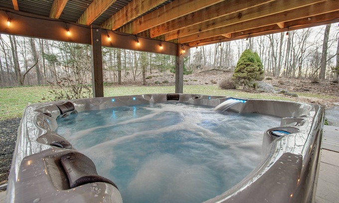 Rossville Casa | The Cube | HOT TUB + Deck | 15 Private Acres |